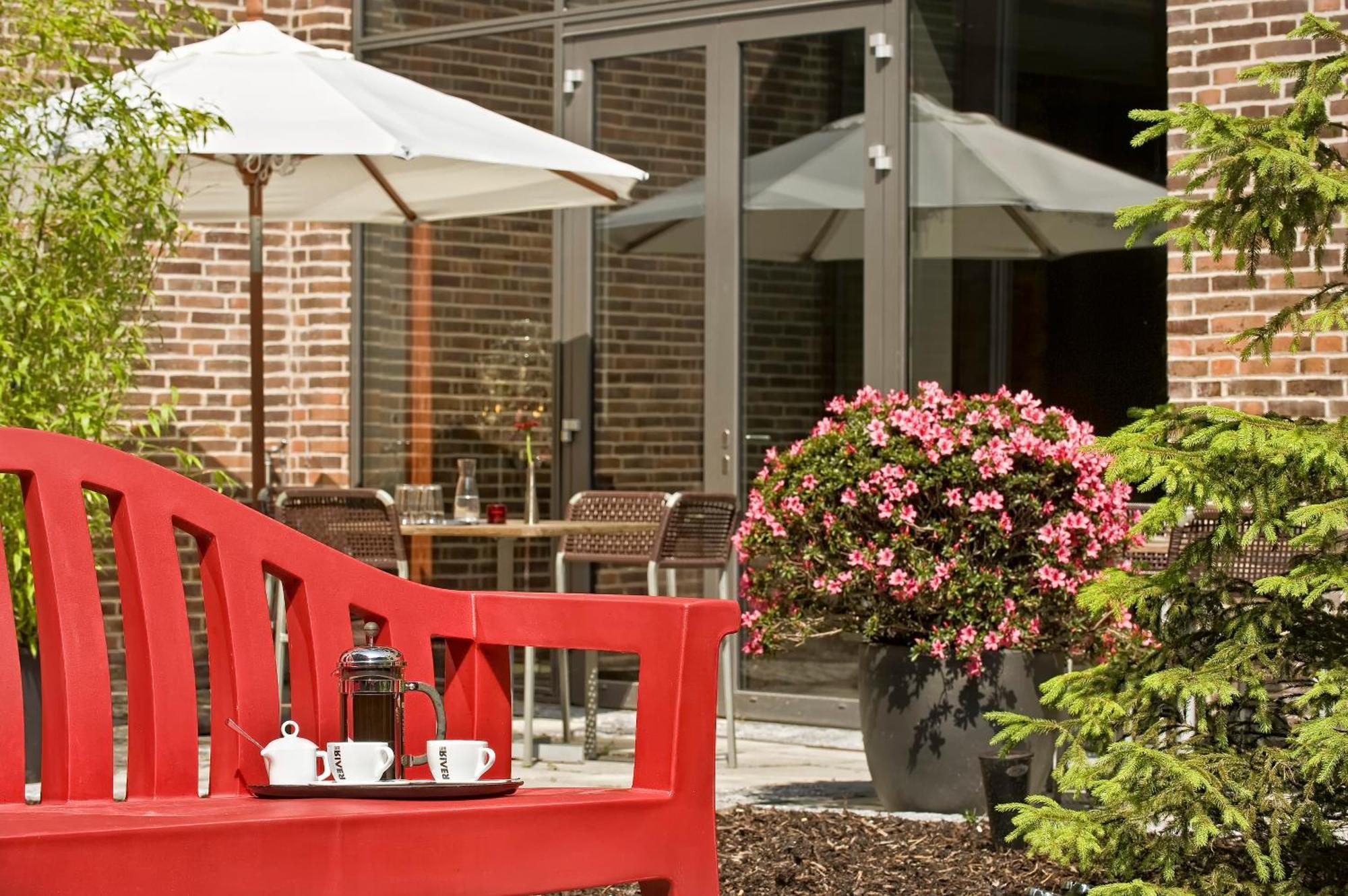 Adina Aparthotel 4*